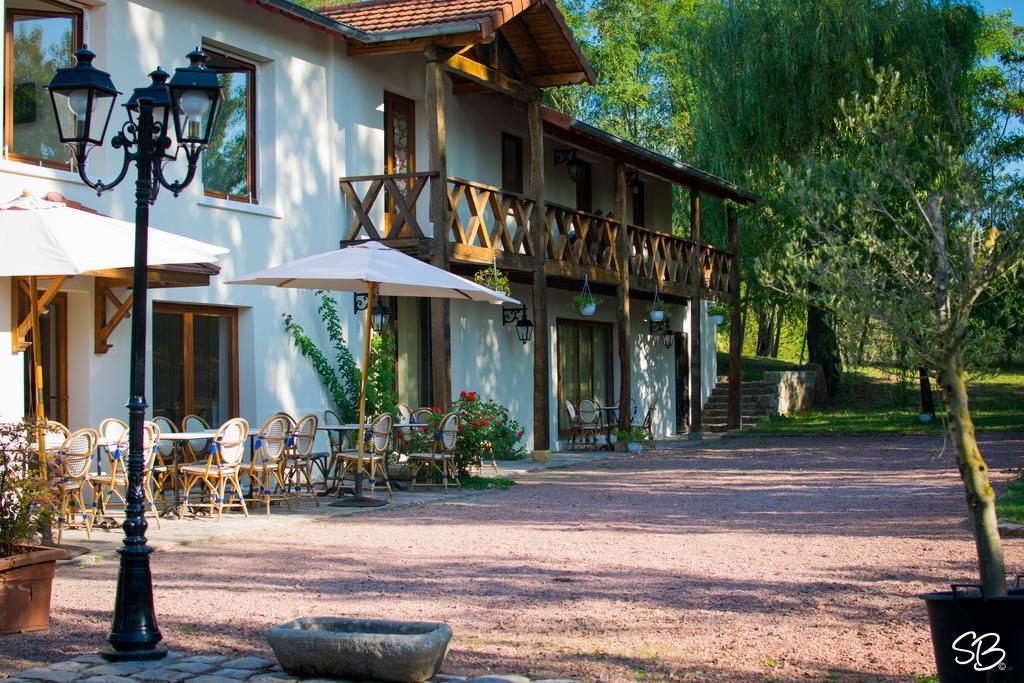 La Ferme Aux Biches Bed & Breakfast Commelle-Vernay Екстериор снимка